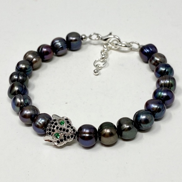 Hand Crafted Jewelry - Freshwater pearl bracelet with Jaguar bead accent